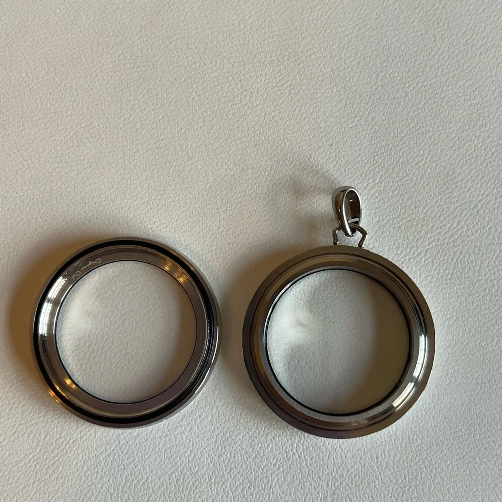 Origami Owl White Enamel Large Twist Living Locket - Picture 4 of 8